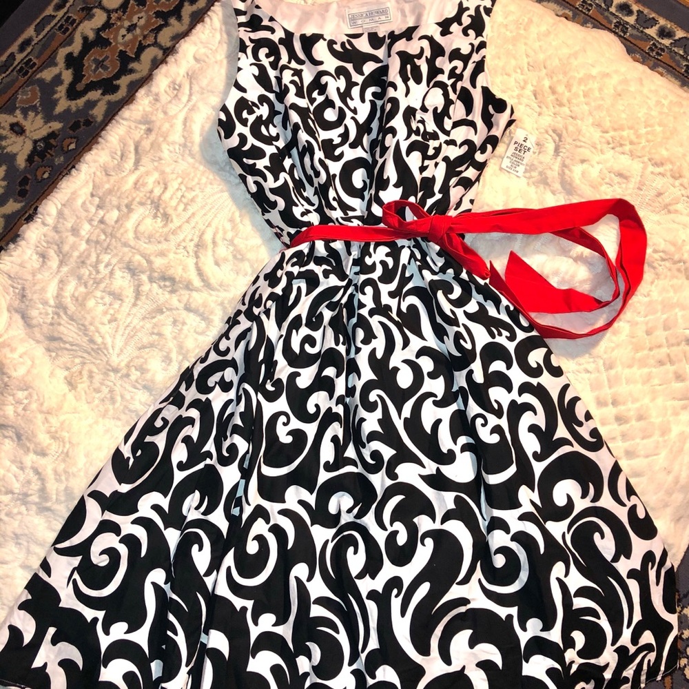 Stunning Jessica Howard Dress w/ Red Tie